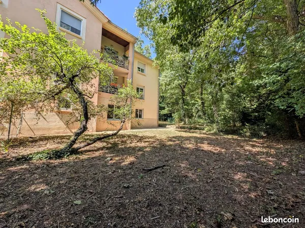 Appartement traversant de plain-pied, au calme dans son écrin de verdure., centre-ville, avec 