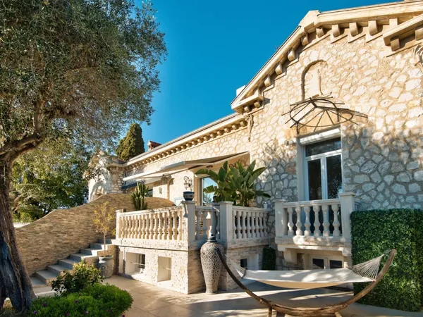 CAGNES SUR MER - VILLA DE 200M² A VENDRE - JARDINS DE 40 ET 80 M² AVEC PISCINE HORS SOL - 