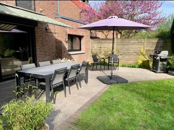 Maison semi plain-pied avec 3 chambres, bureau, garage, parking et jardin 