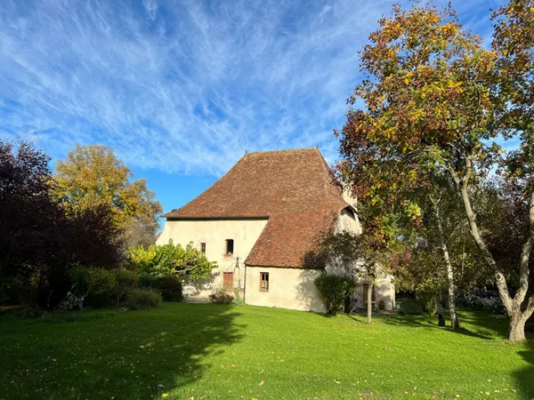 EXCEPTIONNEL - DOMAINE SEIGNEURIAL DU XVe 