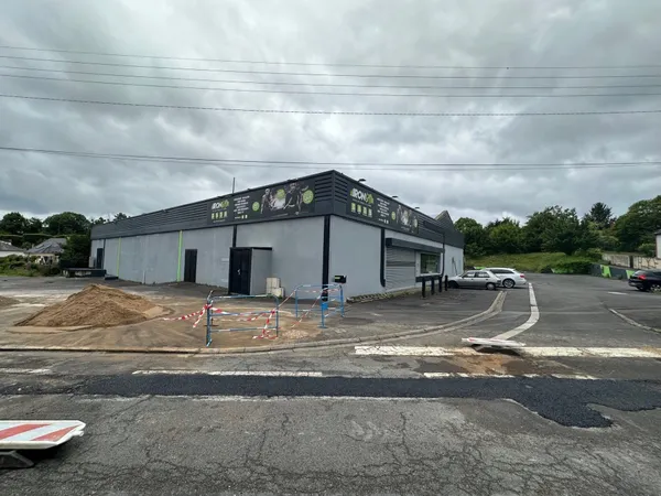 Réf 7692: Bâtiment à usage commerciale 