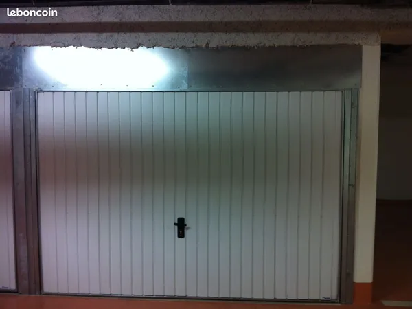 Garage fermé dans résidence récente non humide 