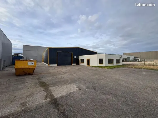 Immobilier professionnel Location Pusignan  620m² 4392€
