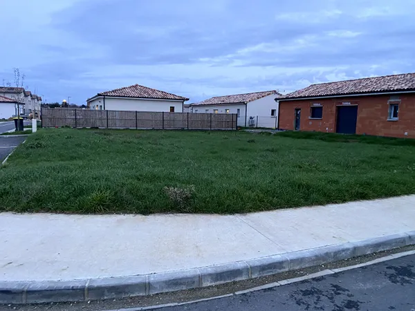 Terrain à bâtir a vendre - Montech (82700) 