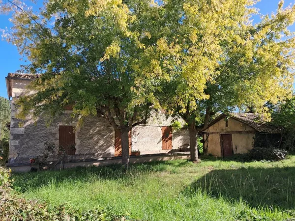 MAISON AVEC DEPENDANCES 