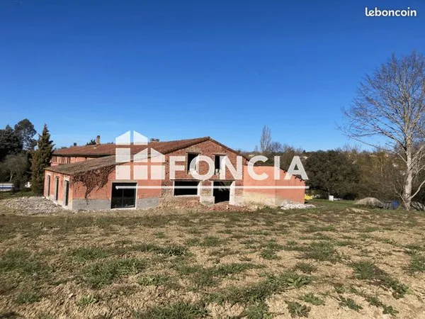Situé sur un domaine avec son golf propriété offrant 370m2 vendu avec son permis de construire 