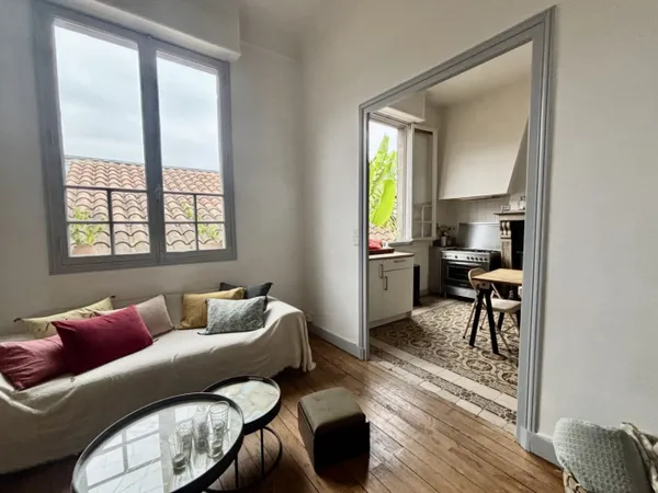 Très bel appartement aux prestations anciennes, beaux volumes, d 