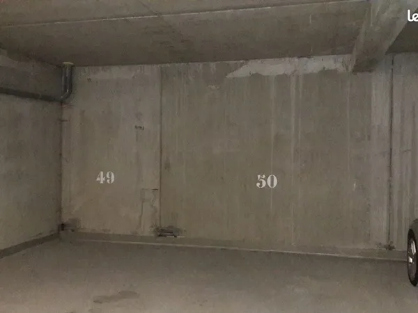 Grande place de parking, Place Saint-Hilaire 