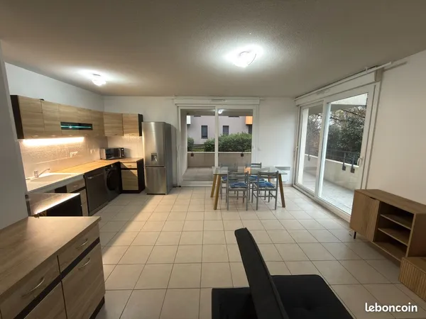 T2 48m2 meublé + terrasse de 18m2 + 2 emplacements stationnement (Box+Parking) 