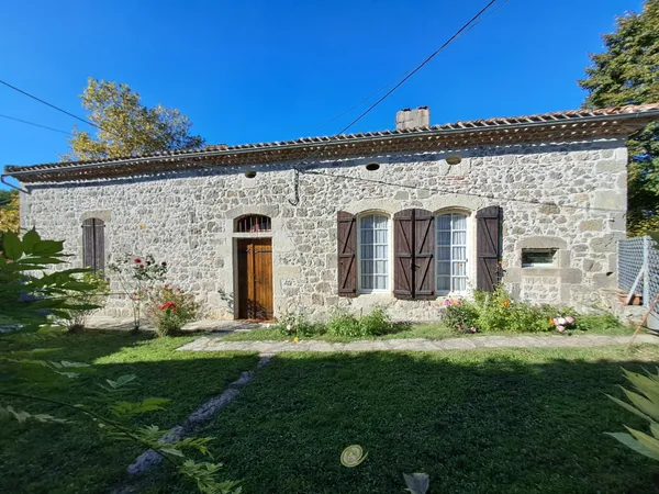 Maison de caractère en campagne sur 3 hectares avec son étan 