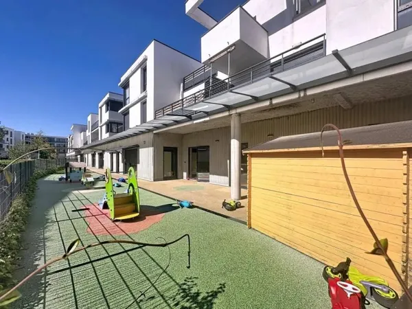 Saint Martin du Touch - Local commercial de 700 m² vendu Loué