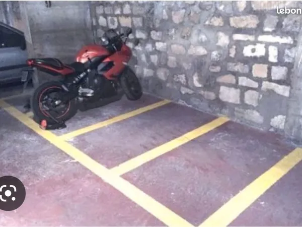 Emplacement pour tout type de deux roues vélo, scooter, moto, 