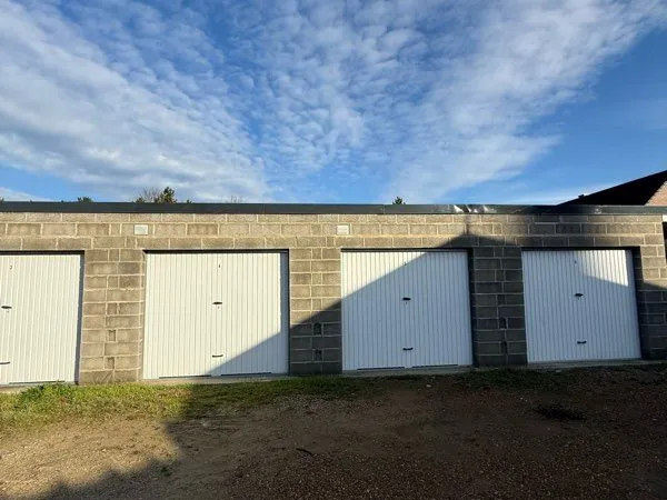 Loue grand garage porte basculante centre village St Jans Cappel 