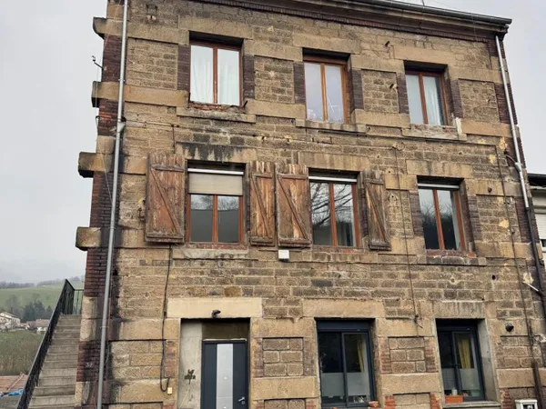 bel appartement de 86 m2 comprenant une cuisine, un salon, 2 chambres, salle de bain et wc et une 