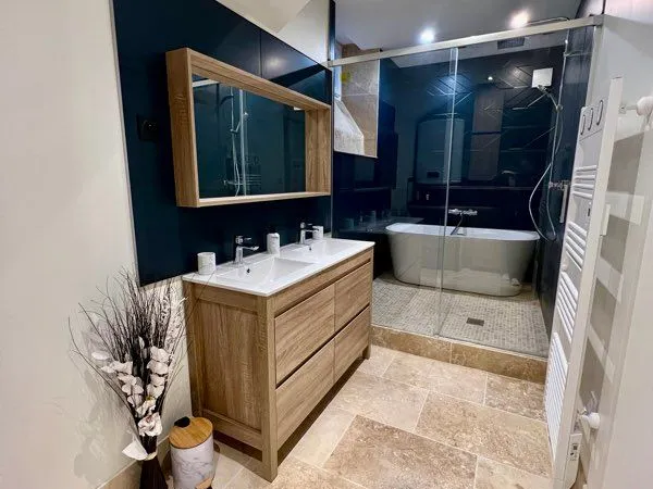 Appartement rénové avec garage 