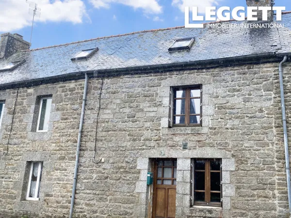 Maison mitoyenne chaleureuse. Dans le village de Bulat-Pestivien 