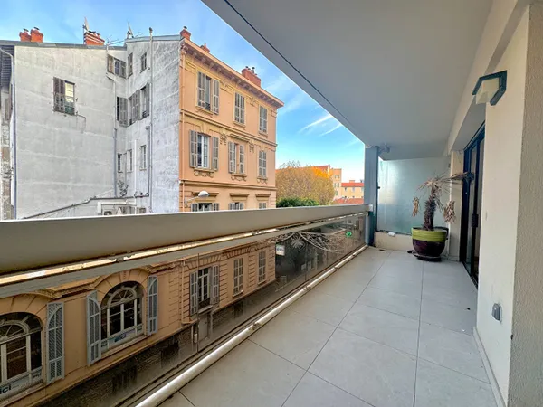Appartement spacieux 3 pièces - Rue Maccarani NICE 