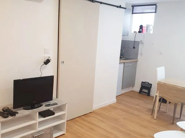 Nîmes Joli studio meublé climatisé à 5mns du centre ville 