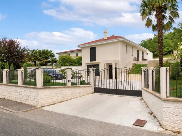 Villa familiale rare avec piscine et jardin 