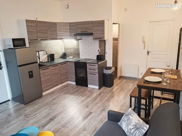 Location studio spacieux 26m2 proche gare avec place de parking 