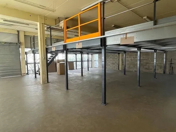 Boutique 2 pièces 350 m² 