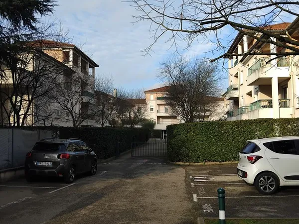 2 garages mitoyens résidence " le hameau de tassin" 