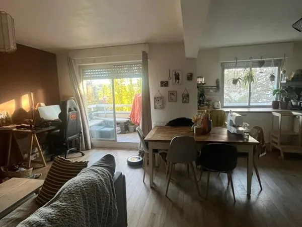 Charmant Appartement Meublé F2 avec Balcon, Parking Privatif et Cave 