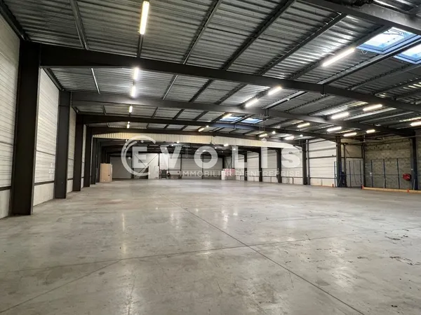 Entrepôts - A LOUER - 2 000 m² non divisibles 