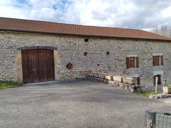 Ferme rénovée en pierres 