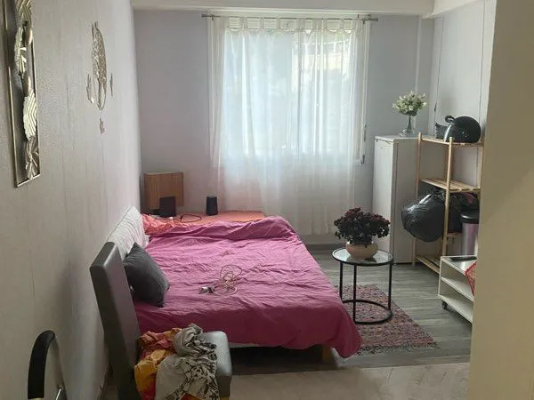 Loue grande chambre meublée chez particulier 