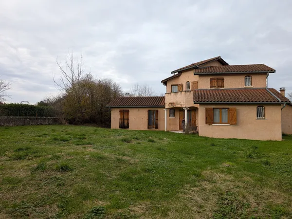 Maison 125 m2, 3 chambres, garages et terrain. 