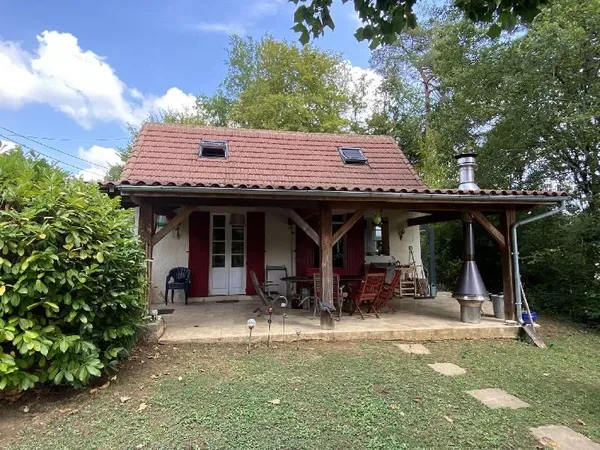 Deze charmante woning (ca. 98 m²) ligt vlakbij een middeleeuws dorp met zijn imposante kerk en 