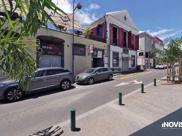 Au coeur du centre historique du chef lieu, proche du Barachois, local commercial avec emplacement 