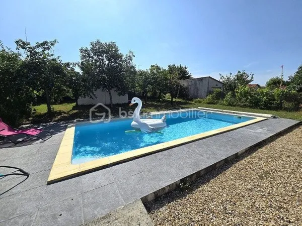 MAISON DE 120 M2 AVEC 4 CHAMBRES ET PISCINE SUR UN TERRAIN DE PLUS DE 800 M2 !!! 