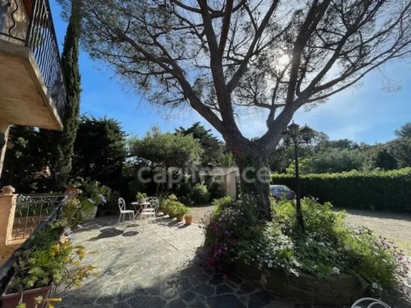 Maison à vendre 14 pièces LA CROIX VALMER (83) 