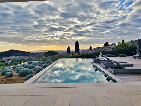 VUE PANORAMIQUE EXCEPTIONNELLE - À 2 pas du village de Biot 