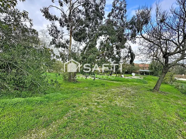 Terrain constructible de 626m2 à VACQUIERS 