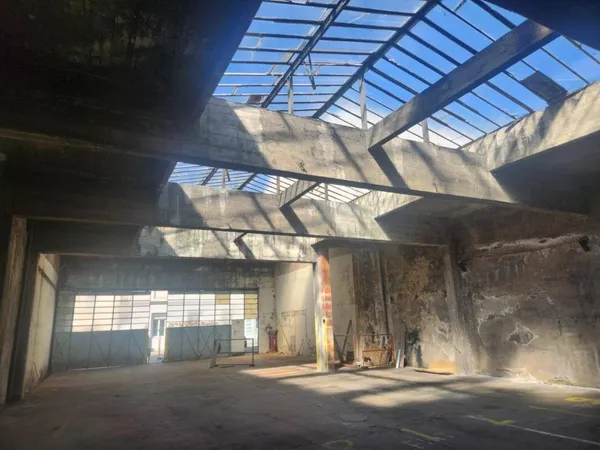 Local d'activité 398 m² 