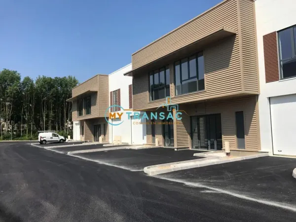 My Transac vous propose à la location un local d'activité et bureaux de 221m² situé à Bussy 