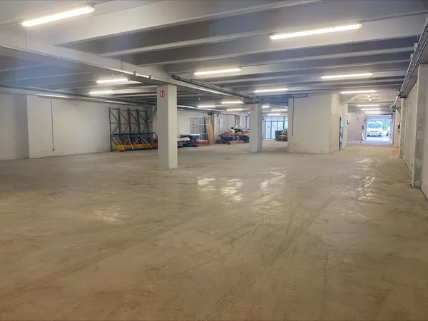 Local d'activité 670 m² 