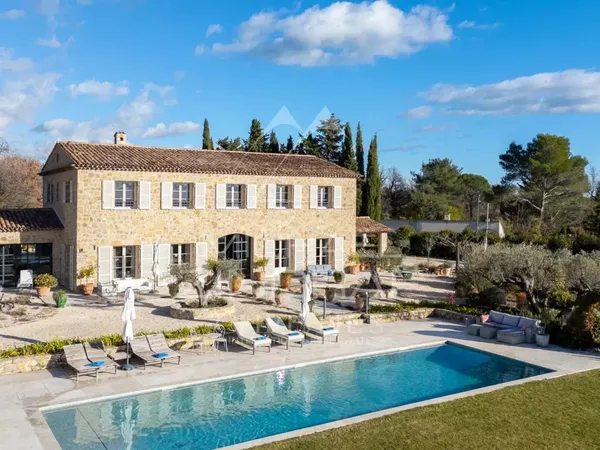 Bastide de charme baignée de lumière, à pied du village 
