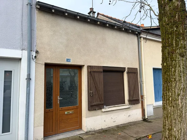 LOCATION - MAISON DE VILLE AVEC COUR - SABLE SUR SARTHE 