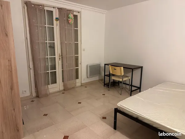Chambre meublée à louer en colocation dans un pavillon 