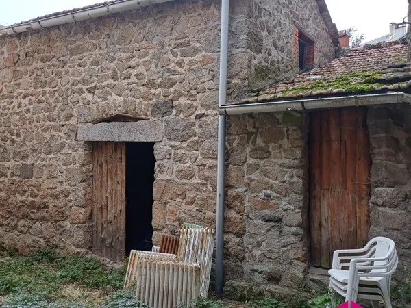 Grange à renover en plein centre de Tence 