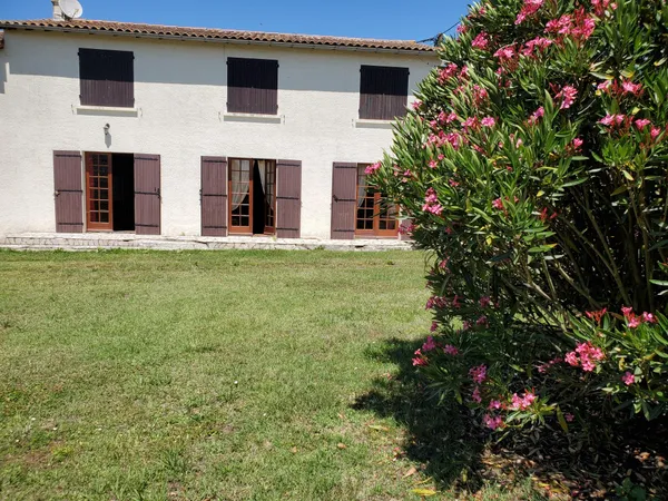 Maison 8 pièces , surface de 197 m2 + Dépendances , située sur la commune de: BARZAN 