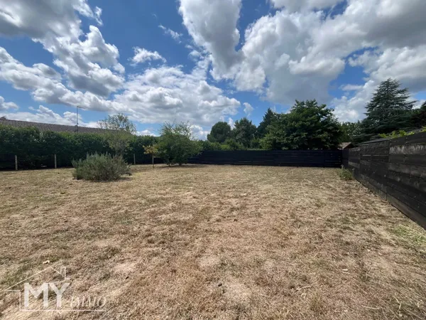 Terrain constructible à Pineuilh - 691 m² 