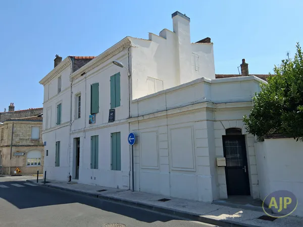 Grand immeuble d'habitation à Pauillac 