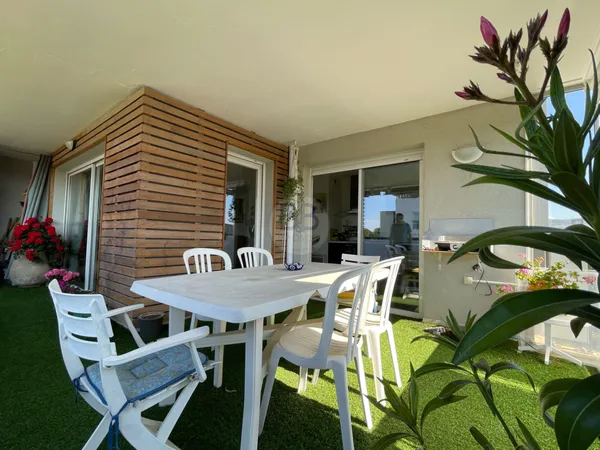 A VENDRE FREJUS LIMITE ST RAPHAEL 3 PIECES TERRASSE 22 M2 GA 