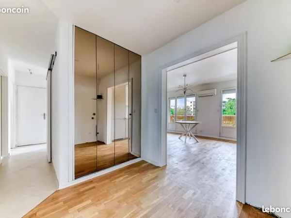 T4 rénové traversant avec balcon et suite parentale à Vénissieux - Proche commodités 
