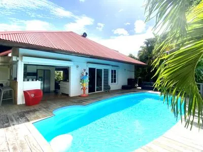 Maison d'architecte avec piscine nichée sur son terrain arboré. 